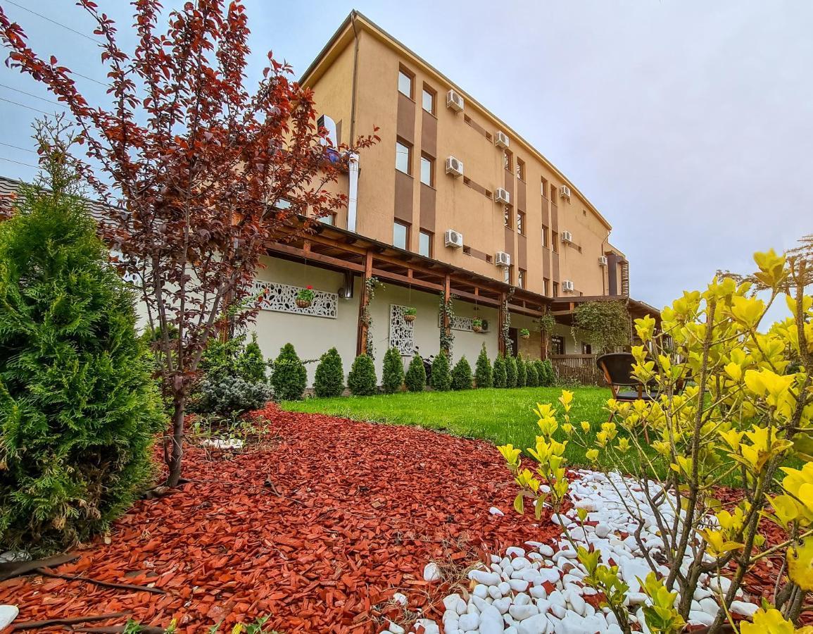 Hotel Yarus Plus Ploieşti Exterior foto