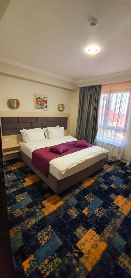 Hotel Yarus Plus Ploieşti Exterior foto