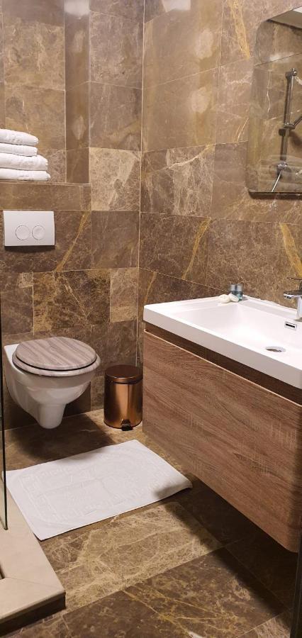 Hotel Yarus Plus Ploieşti Exterior foto