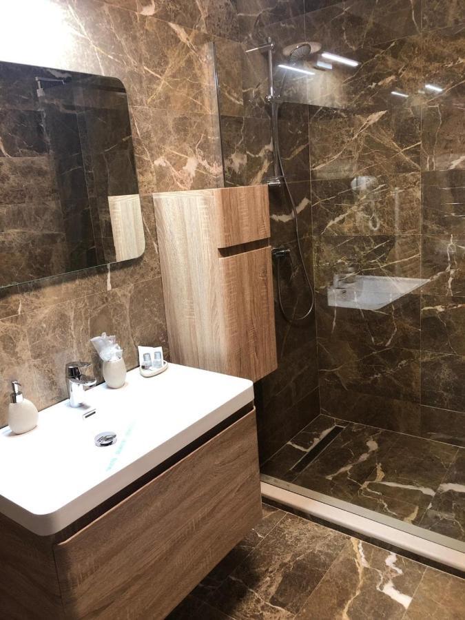 Hotel Yarus Plus Ploieşti Exterior foto